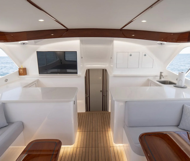 Tropical Fly Yacht Maverick