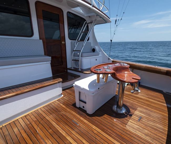 Tropical Fly Yacht Maverick